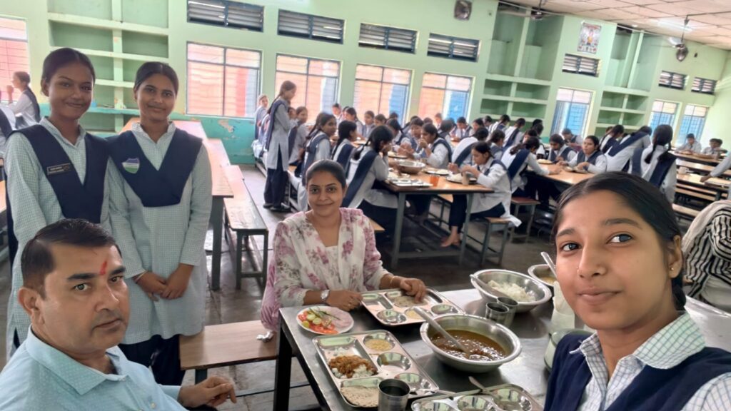 नवोदय-विद्यालय-में-स्वास्थ्य-विभाग-का-निरीक्षण.jpg