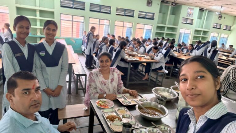 नवोदय-विद्यालय-में-स्वास्थ्य-विभाग-का-निरीक्षण.jpg