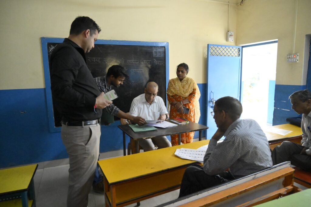 नामावली-के-सुपर-चेकिंग-का-कार्य-मतदाताओं-के-घर.jpg