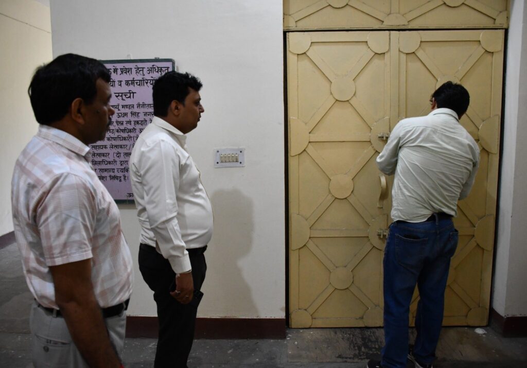 नितिन-सिंह-भदौरिया-ने-कोषागार-का-अर्द्ध-वार्षिक-निरीक्षण.jpeg