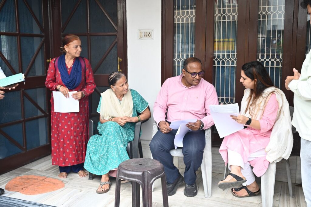 निर्वाचन-अधिकारी-ने-किया-देहरादून-में-स्थलीय-निरीक्षण.jpeg