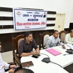 ने-जनपद-में-संचालित-विभिन्न-योजनाओं-की-समीक्षा-की.jpeg