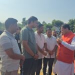 ने-सुनीं-जनसमस्याएं-अधिकारियों-को-दिए-त्वरित-समाधान-के.jpeg