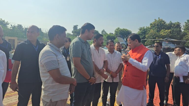 ने-सुनीं-जनसमस्याएं-अधिकारियों-को-दिए-त्वरित-समाधान-के.jpeg