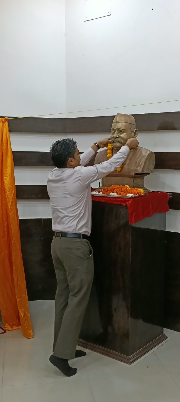 गोविंद बल्लभ पंत की 139वीं जयंती पर जिलाधिकारी ने