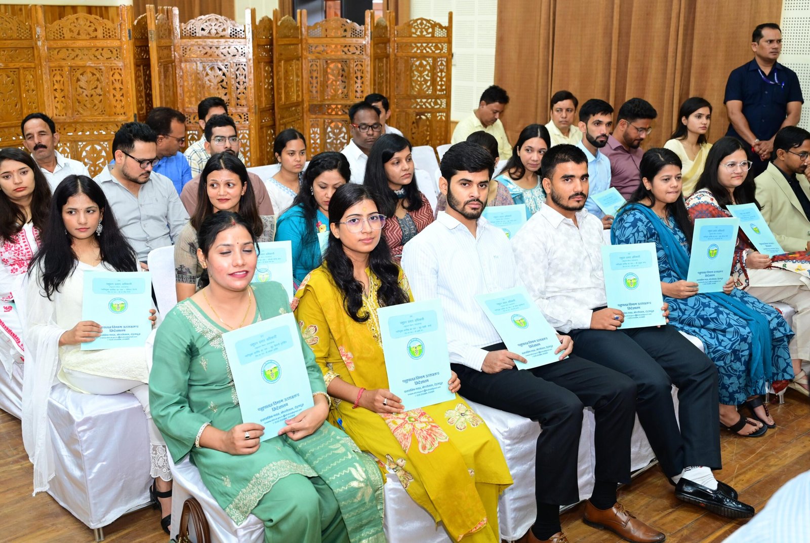 पशुपालन तथा गन्ना विकास एवं चीनी उद्योग विभाग के 101 नवनियुक्त कार्मिकों को मुख्यमंत्री ने प्रदान किए नियुक्ति पत्र 2 तथा गन्ना विकास एवं चीनी उद्योग विभाग के 101
