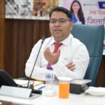 बचाओ-बेटी-पढ़ाओ-योजना-से-लाभान्वित-छात्राओं-से-जिलाधिकारी.jpeg