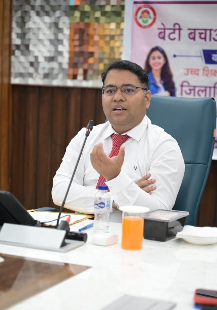 बचाओ-बेटी-पढ़ाओ-योजना-से-लाभान्वित-छात्राओं-से-जिलाधिकारी.jpeg