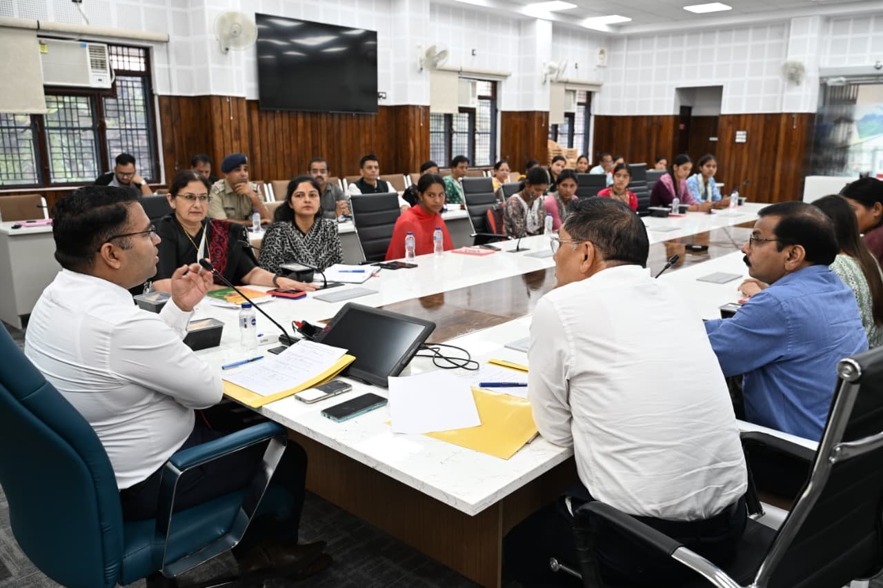 बचाओ बेटी पढ़ाओ योजना से लाभान्वित छात्राओं से जिलाधिकारी