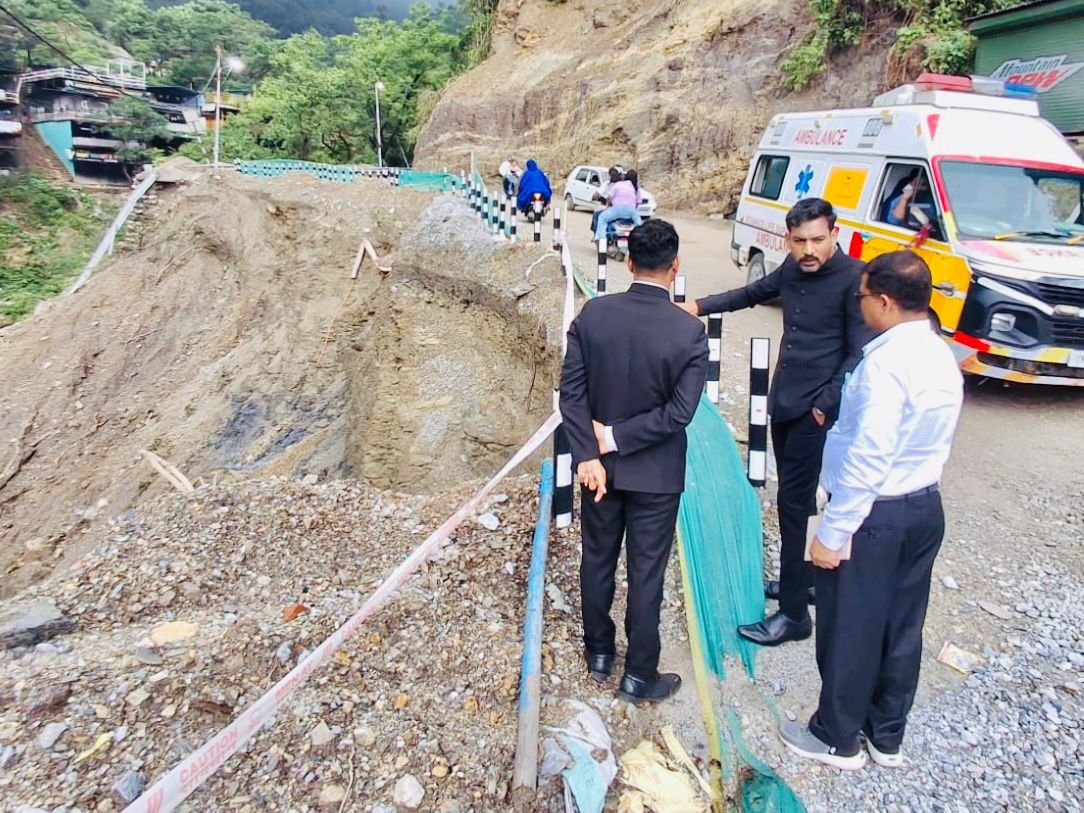 रोड के संवेदनशील प्वाइंट्स पर डीएम का एक्शन मौके