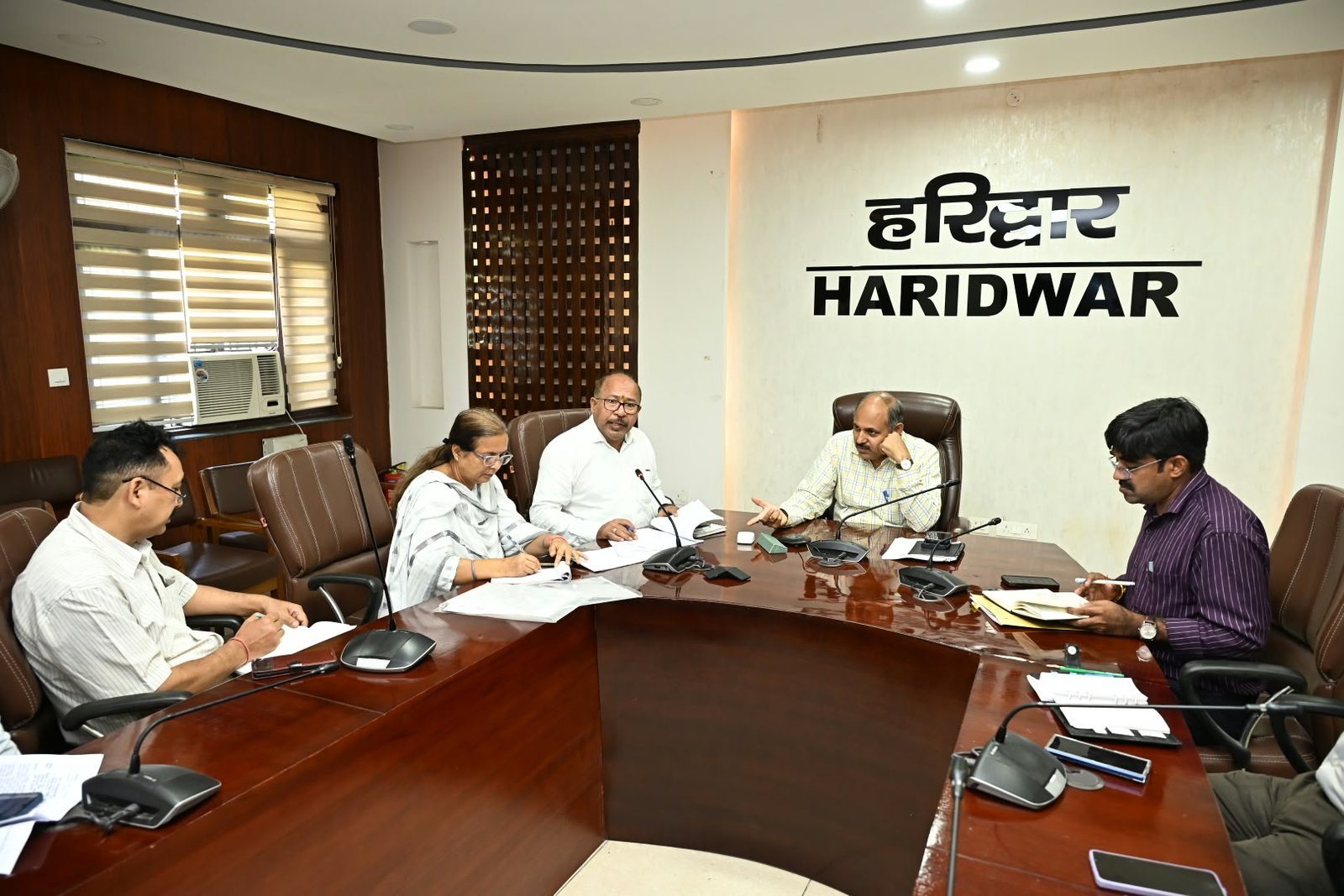 मुख्य विकास अधिकारी की अध्यक्षता में कुष्ठ रोगियों के कल्याण हेतु अंतरविभागीय बैठक आयोजित 2 विकास अधिकारी की अध्यक्षता में कुष्ठ रोगियों के कल्याण
