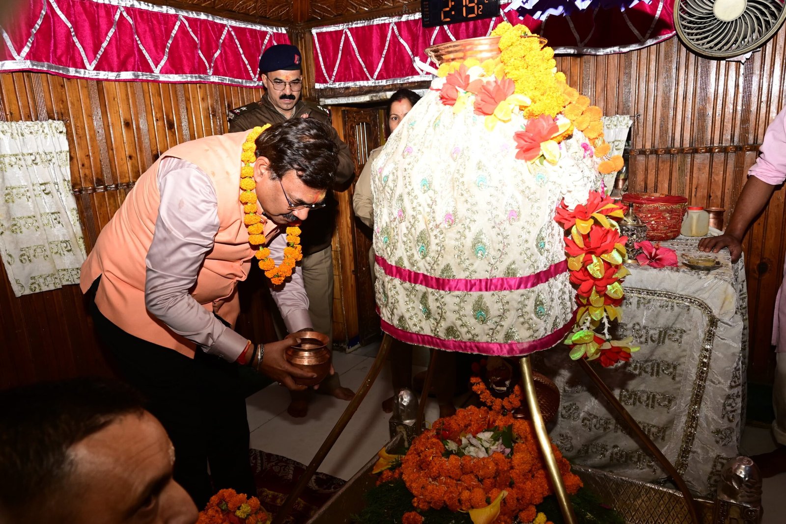 सचिव आनंद बर्धन ने गंगोत्री धाम में की पूजा अर्चना