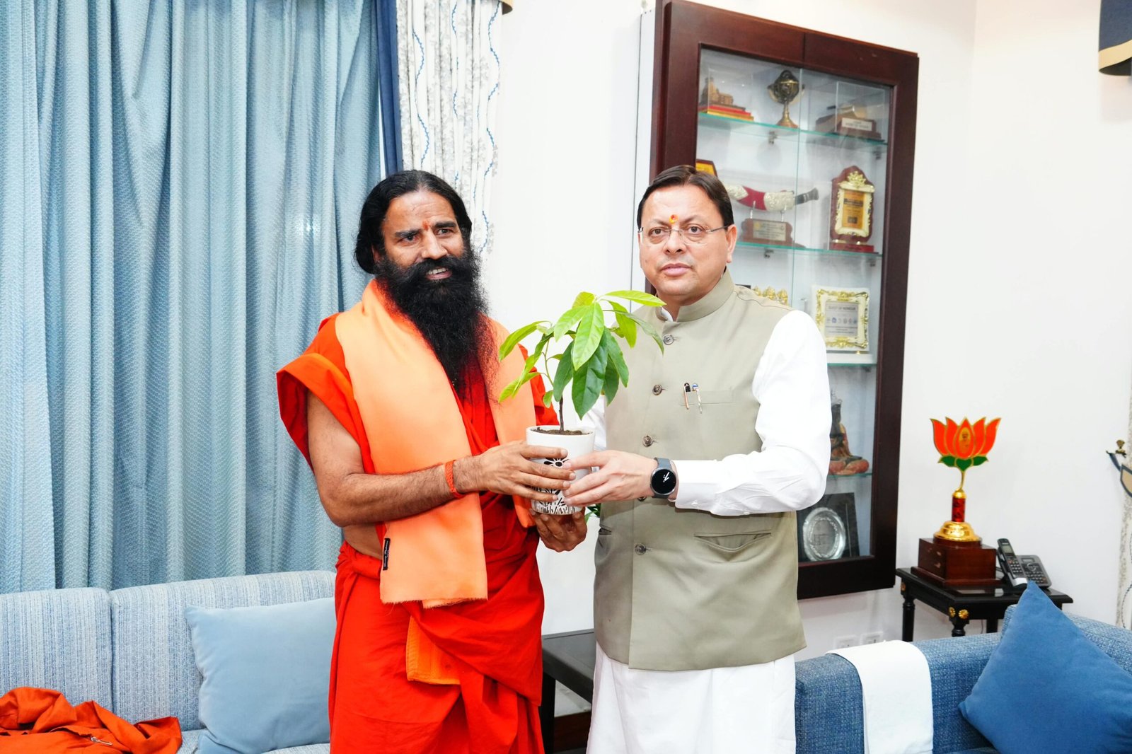 धामी से मुख्यमंत्री आवास में बाबा रामदेव ने की