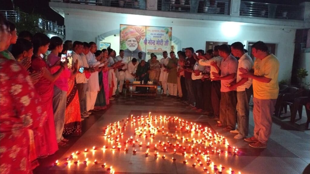 में-‘आशीर्वाद-का-दीया-जलाकर-पीएम-मोदी-के-दीर्घायु.jpeg