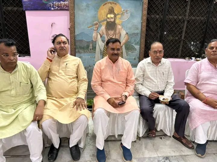 मेले-में-उमड़ी-श्रद्धालुओं-की-भीड़-राजनीतिक-और-धार्मिक.jpeg