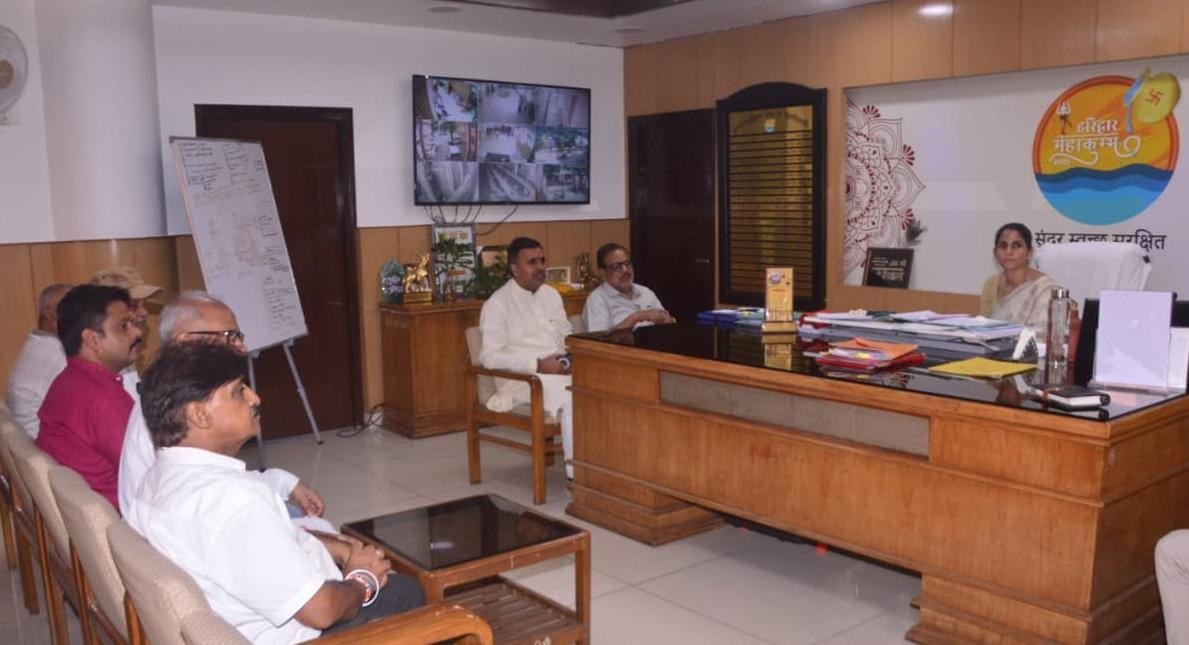 राष्ट्रीय धर्मशाला सुरक्षा समिति ने मेलाधिकारी से की भेंट, कुंभ की तैयारियों पर किया विचार-विमर्श 2 धर्मशाला सुरक्षा समिति ने मेलाधिकारी से की भेंट कुंभ