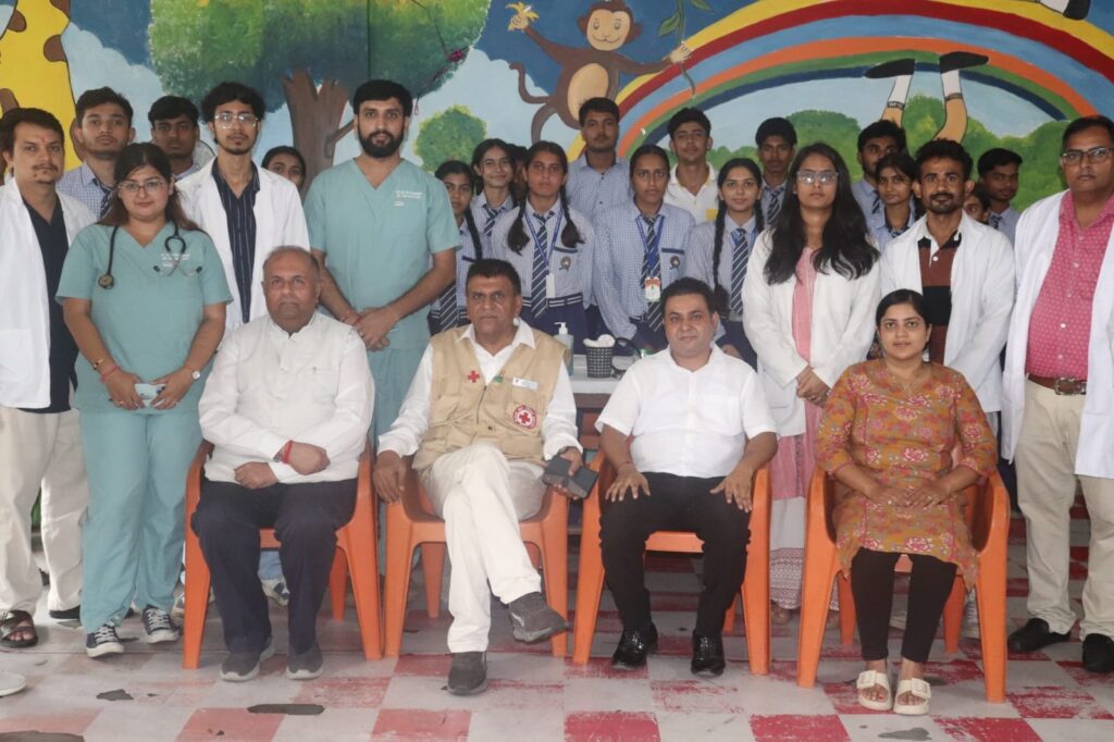 रेडक्रास-के-तत्वाधान-में-चिकित्सा-शिविर-में-857-छात्र-छात्राओं.jpg