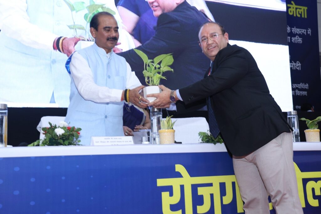 रोजगार-मेले-में-249-अभ्यर्थियों-को-नियुक्ति-पत्र-वितरित.jpg