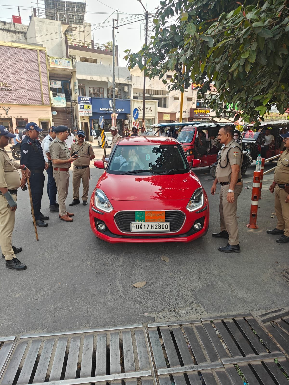 पर लगी नाम पट्टिकाओं के विरुद्ध ज्वालापुर पुलिस की