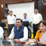 विधानसभा-क्षेत्र-के-टॉपर-विद्यार्थियों-ने-मुख्य-सचिव-से.jpg
