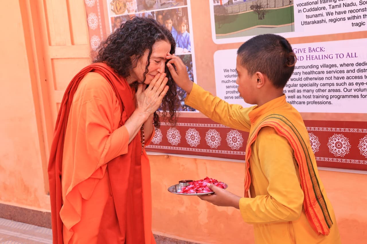 मंचों पर सनातन संस्कृति की ध्वजा फहराकर परमार्थ निकेतन