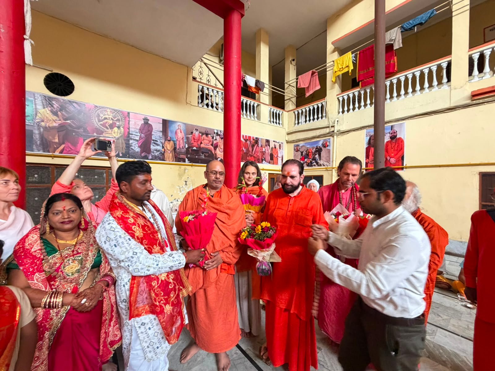 संत सेवा सनातन परंपरा का महत्वपूर्ण अंग : स्वामी संतोषानंद देव 2 सेवा सनातन परंपरा का महत्वपूर्ण अंग स्वामी संतोषानंद