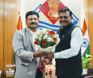 सचिव-ने-सचिवालय-में-श्री-दीपेन्द्र-चौधरी-को-उत्तराखण्ड.jpg