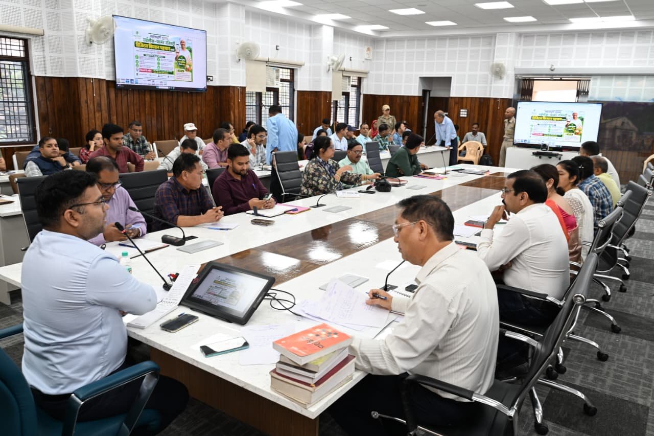 सड़कों को गड्ढा मुक्त बनाने के कार्य में लाएं तेजी : जिलाधिकारी 2 को गड्ढा मुक्त बनाने के कार्य में लाएं तेजी