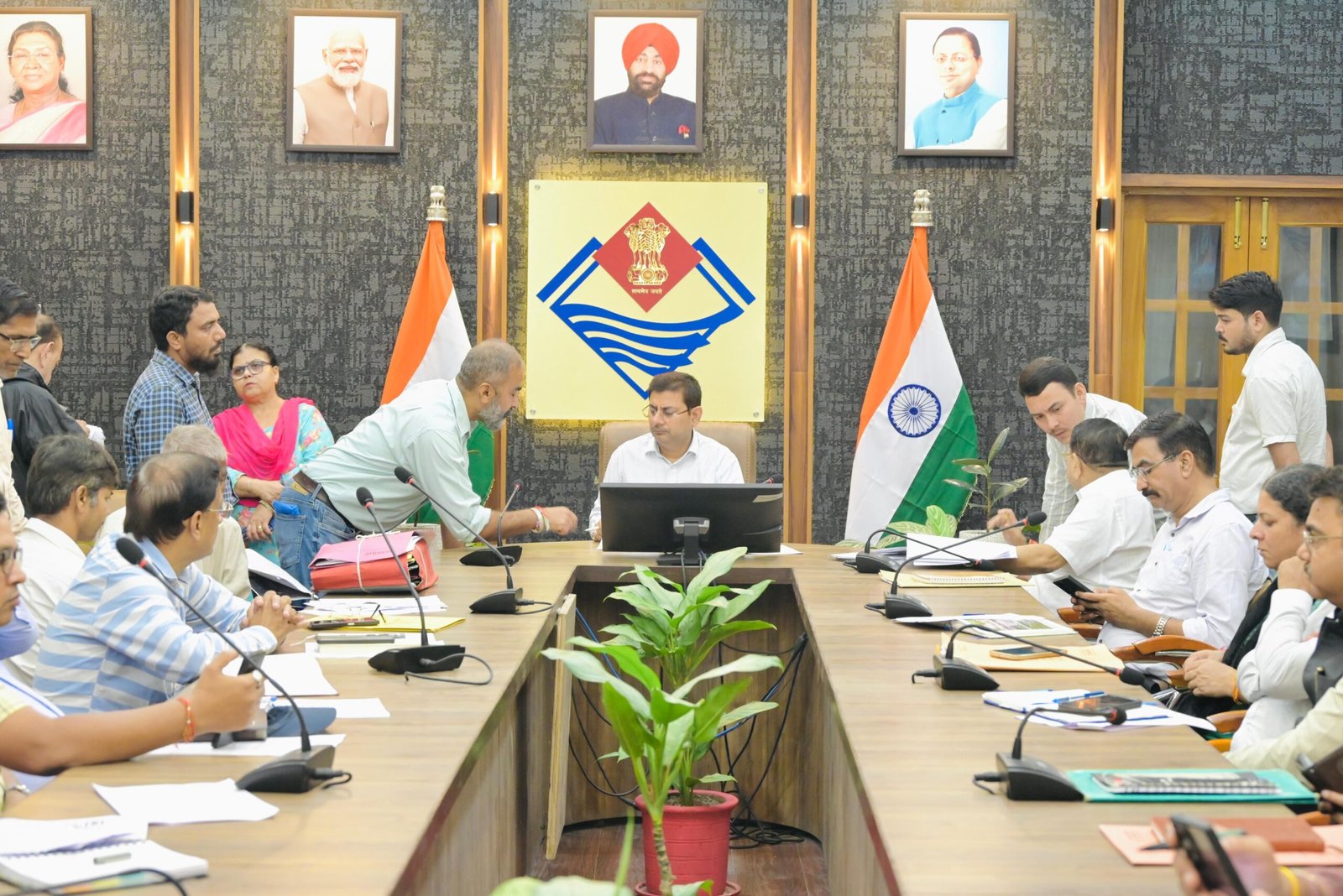 समाधान दिवस में 102 शिकायतें दर्ज, अधिकारियों को समयबद्ध निस्तारण के निर्देश 2 दिवस में 102 शिकायतें दर्ज अधिकारियों को समयबद्ध निस्तारण