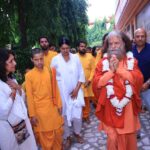 से-लंदन-और-लंदन-से-ऋषिकेश-लौटे-पूज्य-स्वामी.jpg