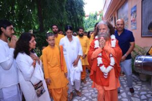 से-लंदन-और-लंदन-से-ऋषिकेश-लौटे-पूज्य-स्वामी.jpg