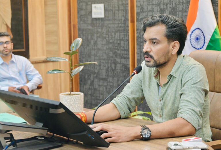 सेवाओं-में-लापरवाही-पर-जिलाधिकारी-सख्तः-एएनएम-निलंबित-मातृ.jpeg