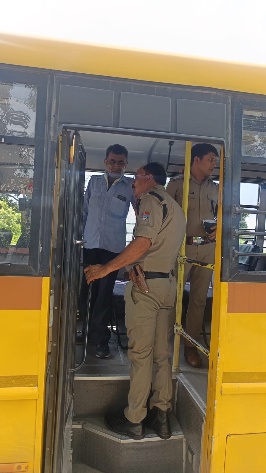 की छुट्टी के समय हरिद्वार पुलिस का विशेष चेकिंग