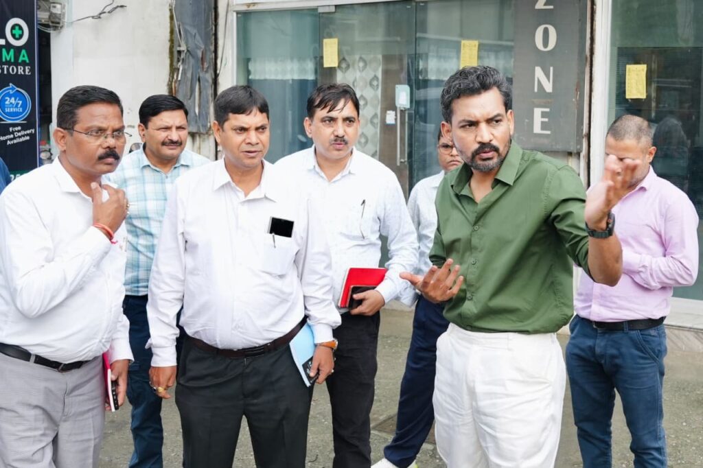 हेल्पलाइन-की-फोर्स-क्लोज-शिकायत-की-डीएम-ने-मौके.jpeg