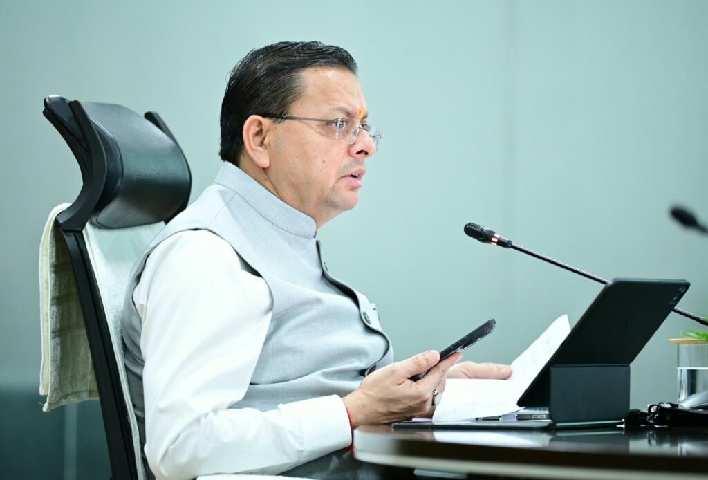 हेल्पलाइन-पर-प्राप्त-जन-शिकायतों-का-समयबद्ध-एवं-संतोषजनक.jpeg