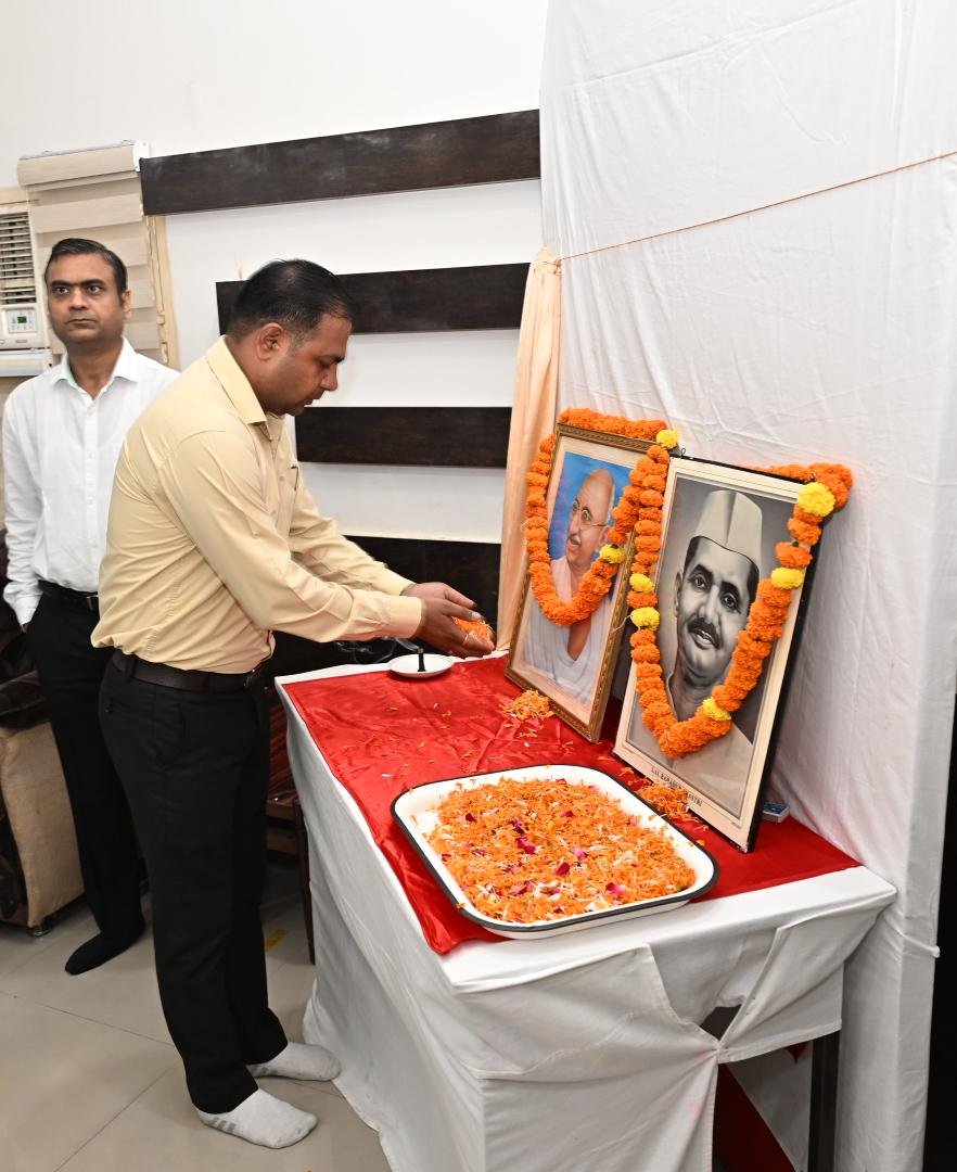 1790931881 197 राष्ट्रपिता महात्मा गांधी तथा देश के पूर्व प्रधान मंत्री स्व0