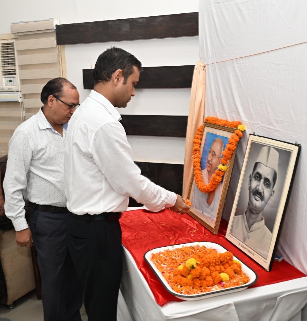 राष्ट्रपिता महात्मा गांधी तथा देश के पूर्व प्रधान मंत्री स्व0 लाल बहादुर शास्त्री जी की जयन्ती जनपद में धूमधाम से मनाया गया 8 1790931881 448 राष्ट्रपिता महात्मा गांधी तथा देश के पूर्व प्रधान मंत्री स्व0