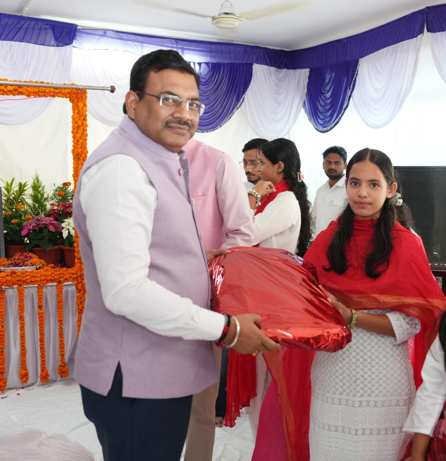1790953547 946 मुख्य सचिव ने राष्ट्रपिता महात्मा गांधी एवं पूर्व प्रधानमंत्री लाल