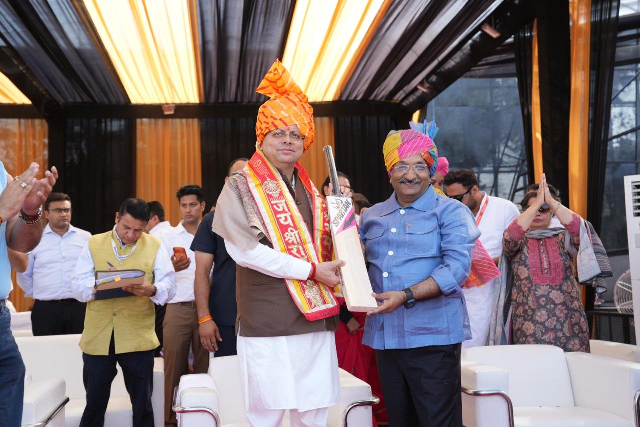 1790954240 939 नमो क्रिकेट लीग में मुख्यमंत्री धामी ने खिलाड़ियों के साथ