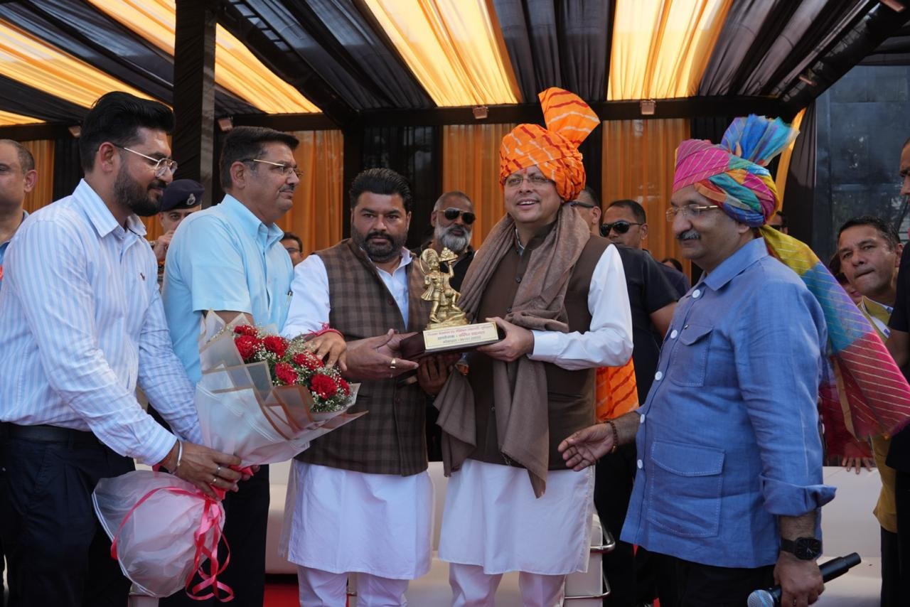 1790954240 989 नमो क्रिकेट लीग में मुख्यमंत्री धामी ने खिलाड़ियों के साथ
