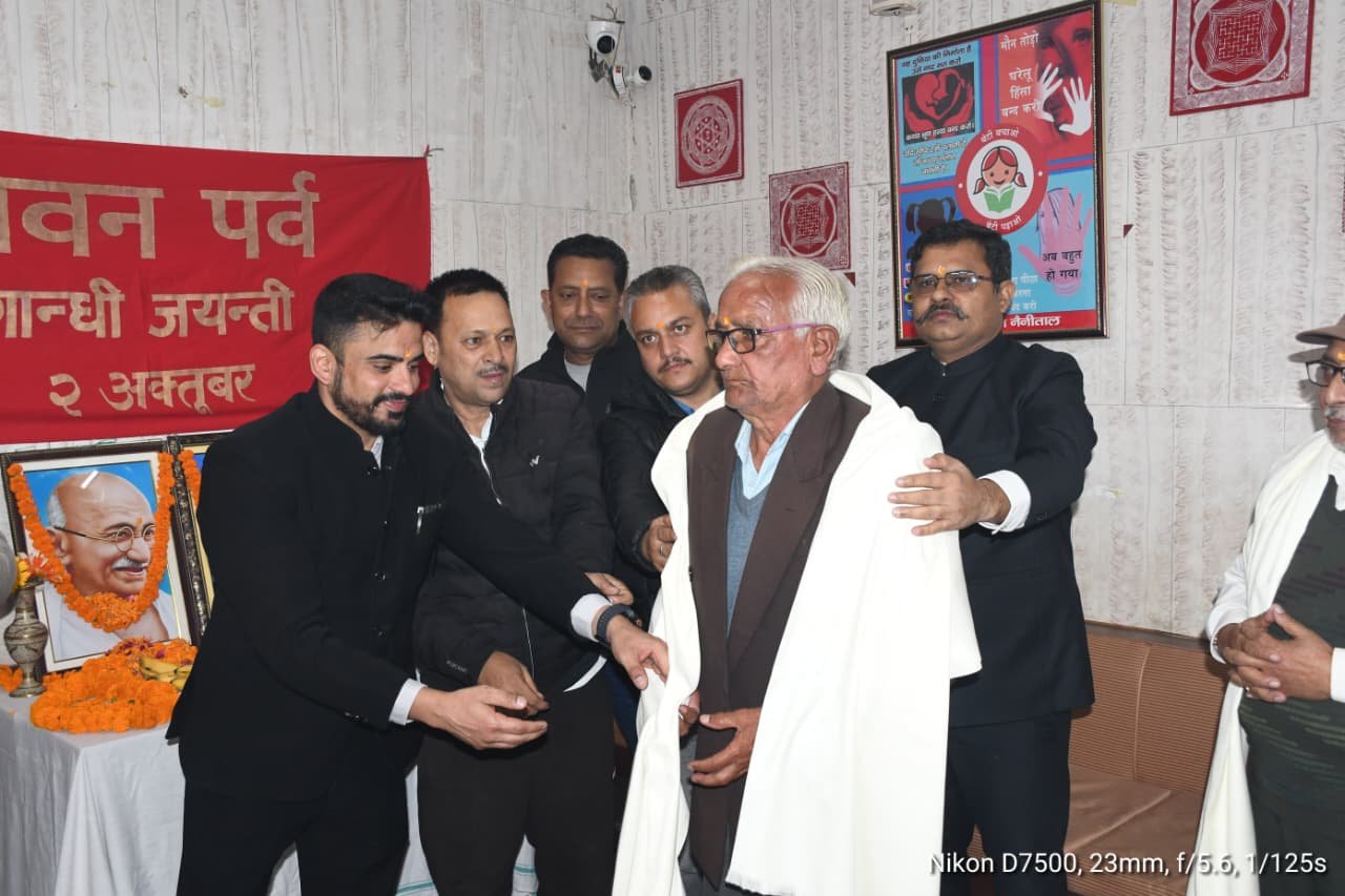 राष्ट्रपिता महात्मा गांधी जी की 157वीं जयंती तथा भारत के पूर्व प्रधानमंत्री लाल बहादुर शास्त्री जी की 122वीं जयंती के अवसर पर उनके चित्र पर माल्यार्पण एवं पुष्प अर्पित कर श्रद्धांजलि दी 3 1790957897 880 राष्ट्रपिता महात्मा गांधी जी की 157वीं जयंती तथा भारत के