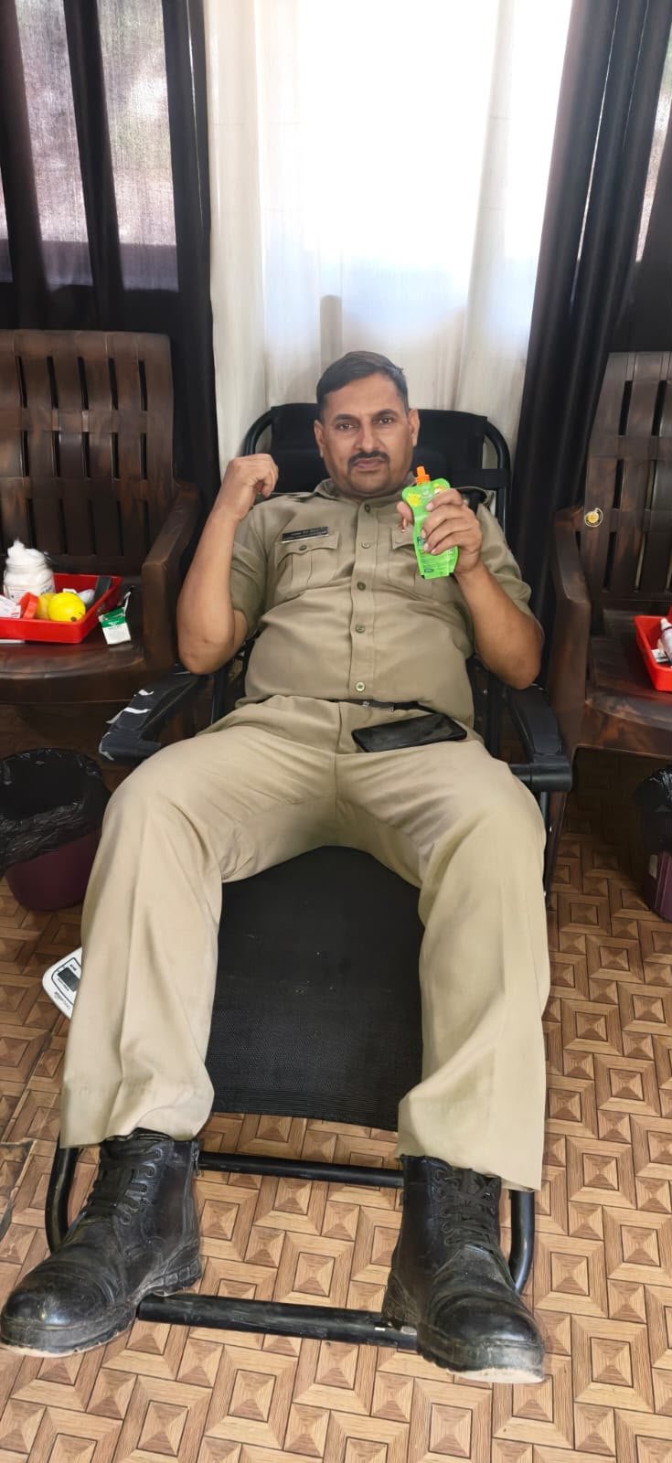 गांधी जयंती के शुभ अवसर पर पथरी पुलिस के सहयोग से स्वैच्छिक रक्तदान शिविर का आयोजन 6 1790957986 326 गांधी जयंती के शुभ अवसर पर पथरी पुलिस के सहयोग