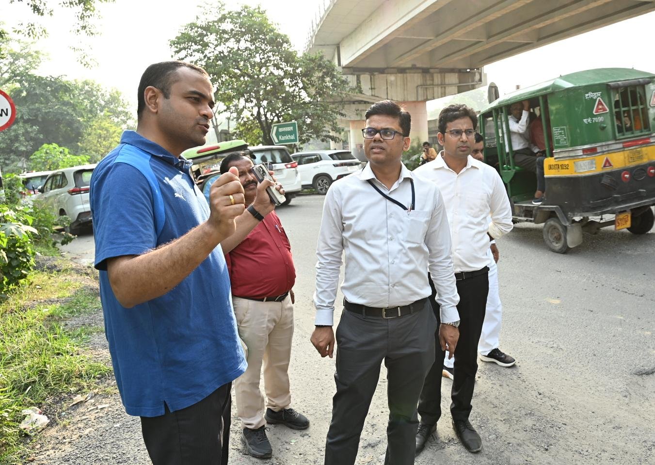 जनपद की सड़कों को समय सीमा के भीतर गड्ढामुक्त करने के लिए स्वयं धरातल पर उतरे जिलाधिकारी मयूर दीक्षित 3 1791116727 434 जनपद की सड़कों को समय सीमा के भीतर गड्ढामुक्त करने