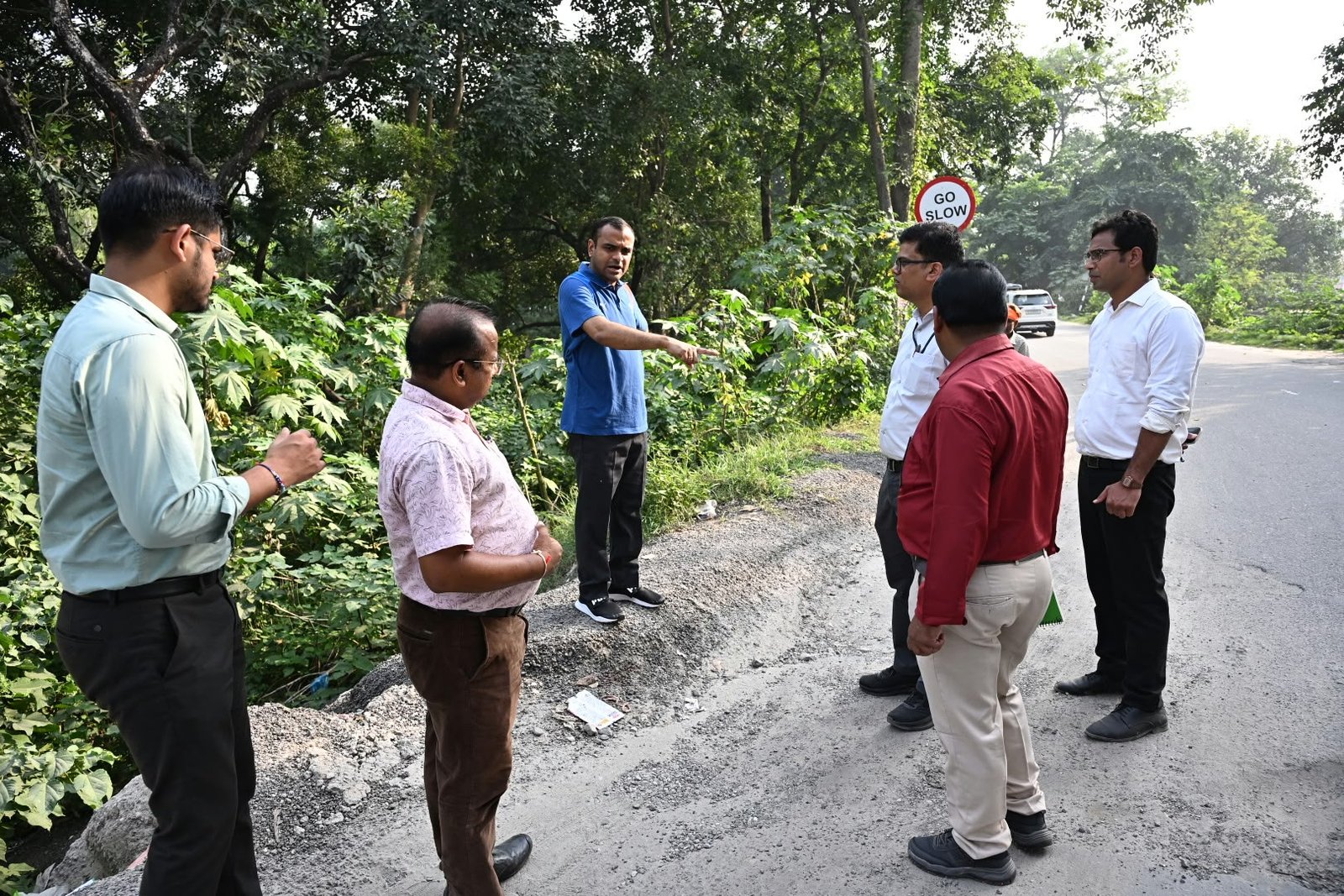 जनपद की सड़कों को समय सीमा के भीतर गड्ढामुक्त करने के लिए स्वयं धरातल पर उतरे जिलाधिकारी मयूर दीक्षित 5 1791116727 743 जनपद की सड़कों को समय सीमा के भीतर गड्ढामुक्त करने