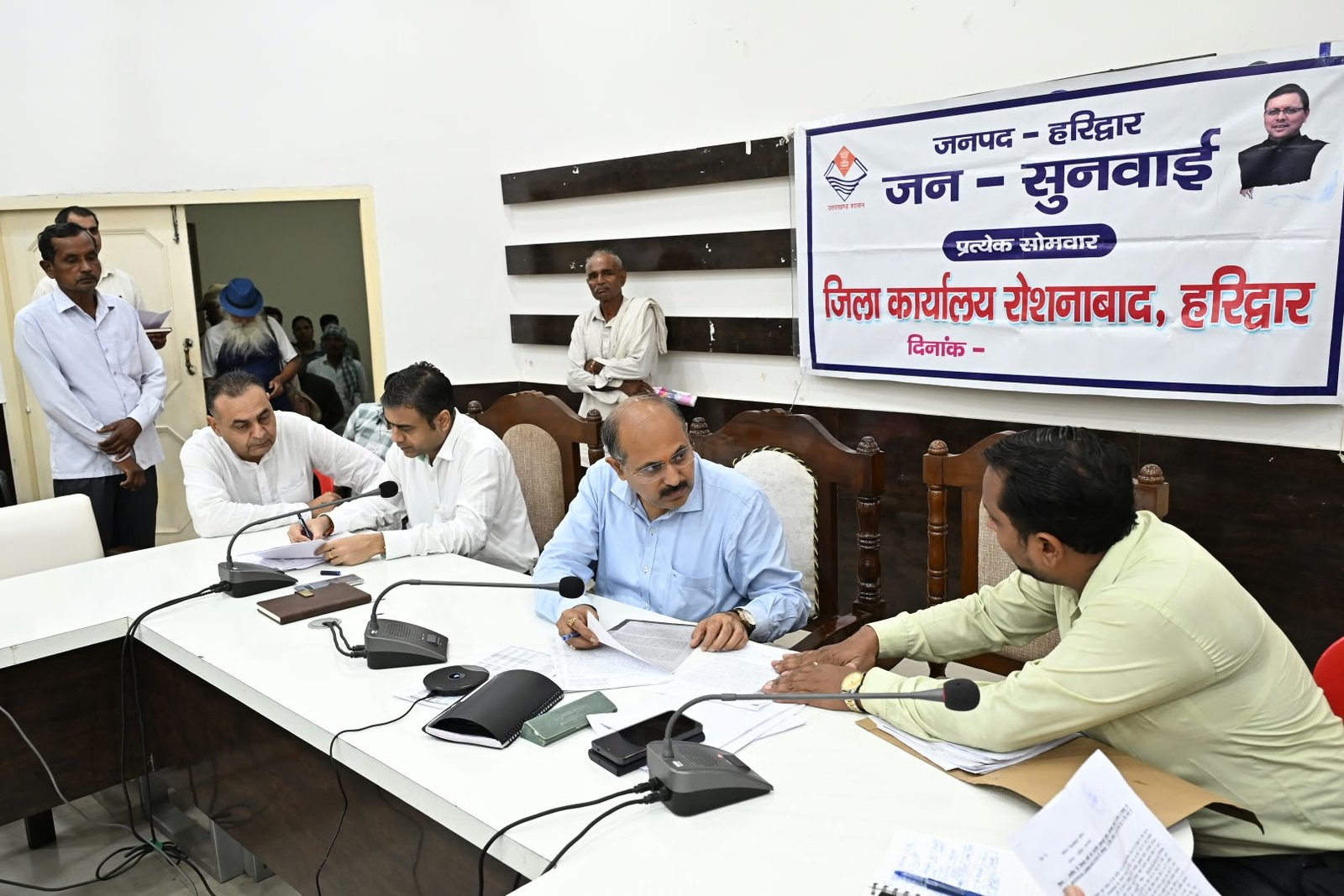 जनपदवासियों की समस्याओं को त्वरित निस्तारण के उदेश्य से मुख्य विकास अधिकारी की अध्यक्षता में आयोजित किया गया जन सुनवाई कार्यक्रम 4 1791210712 753 जनपदवासियों की समस्याओं को त्वरित निस्तारण के उदेश्य से मुख्य