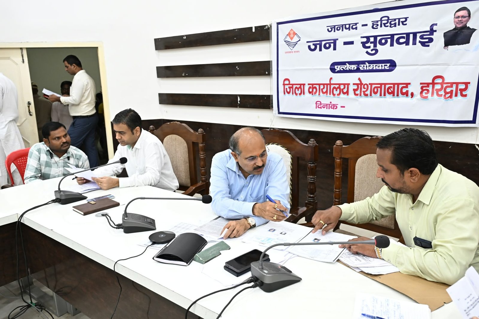 जनपदवासियों की समस्याओं को त्वरित निस्तारण के उदेश्य से मुख्य विकास अधिकारी की अध्यक्षता में आयोजित किया गया जन सुनवाई कार्यक्रम 3 1791210712 845 जनपदवासियों की समस्याओं को त्वरित निस्तारण के उदेश्य से मुख्य