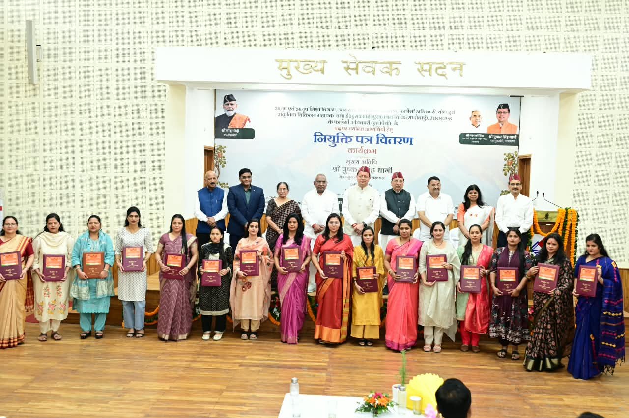 नव नियुक्त कार्मिक सेवाभाव, संवेदनशीलता और समर्पण के साथ निभाएं जिम्मेदारी : मुख्यमंत्री 3 1791212579 533 नव नियुक्त कार्मिक सेवाभाव संवेदनशीलता और समर्पण के साथ निभाएं