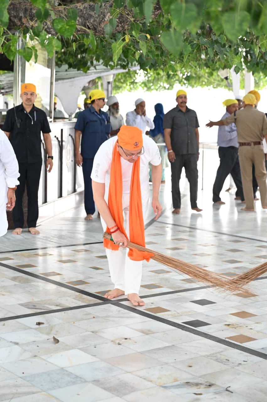 सेवा संकल्प अभियान’ के तहत नानकमता पहुंचे मुख्यमंत्री धामी, दिया स्वच्छता का संदेश 13 1791227745 528 सेवा संकल्प अभियान के तहत नानकमता पहुंचे मुख्यमंत्री धामी दिया