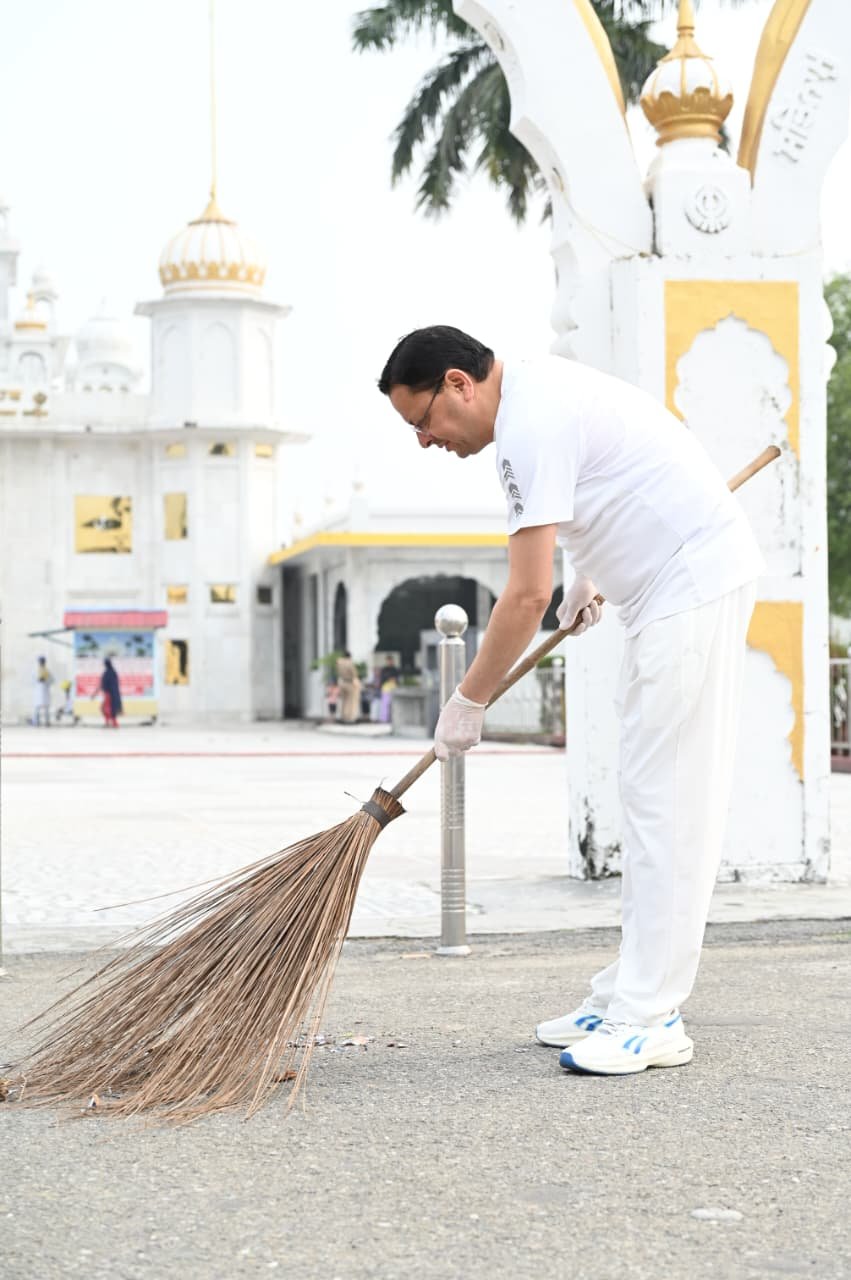 1791227745 583 सेवा संकल्प अभियान के तहत नानकमता पहुंचे मुख्यमंत्री धामी दिया
