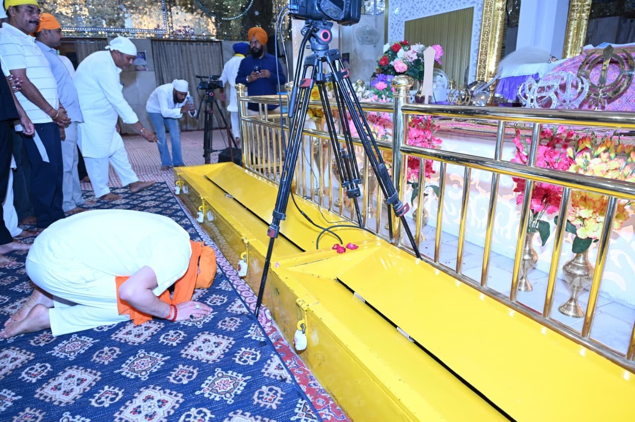 1791227745 852 सेवा संकल्प अभियान के तहत नानकमता पहुंचे मुख्यमंत्री धामी दिया